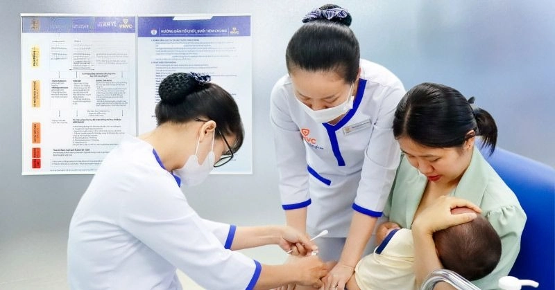 điều dưỡng tiêm ngừa cho bé