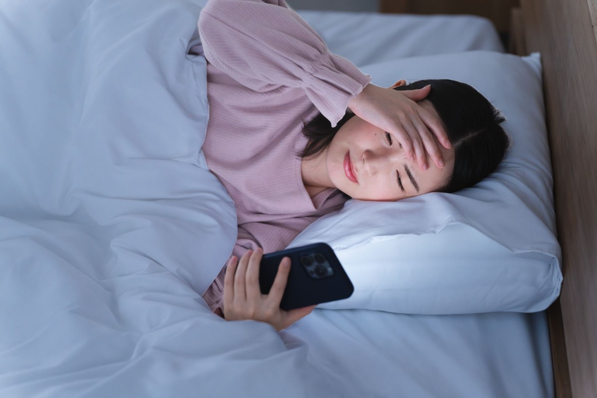hạn chế dùng điện thoại trước ngủ