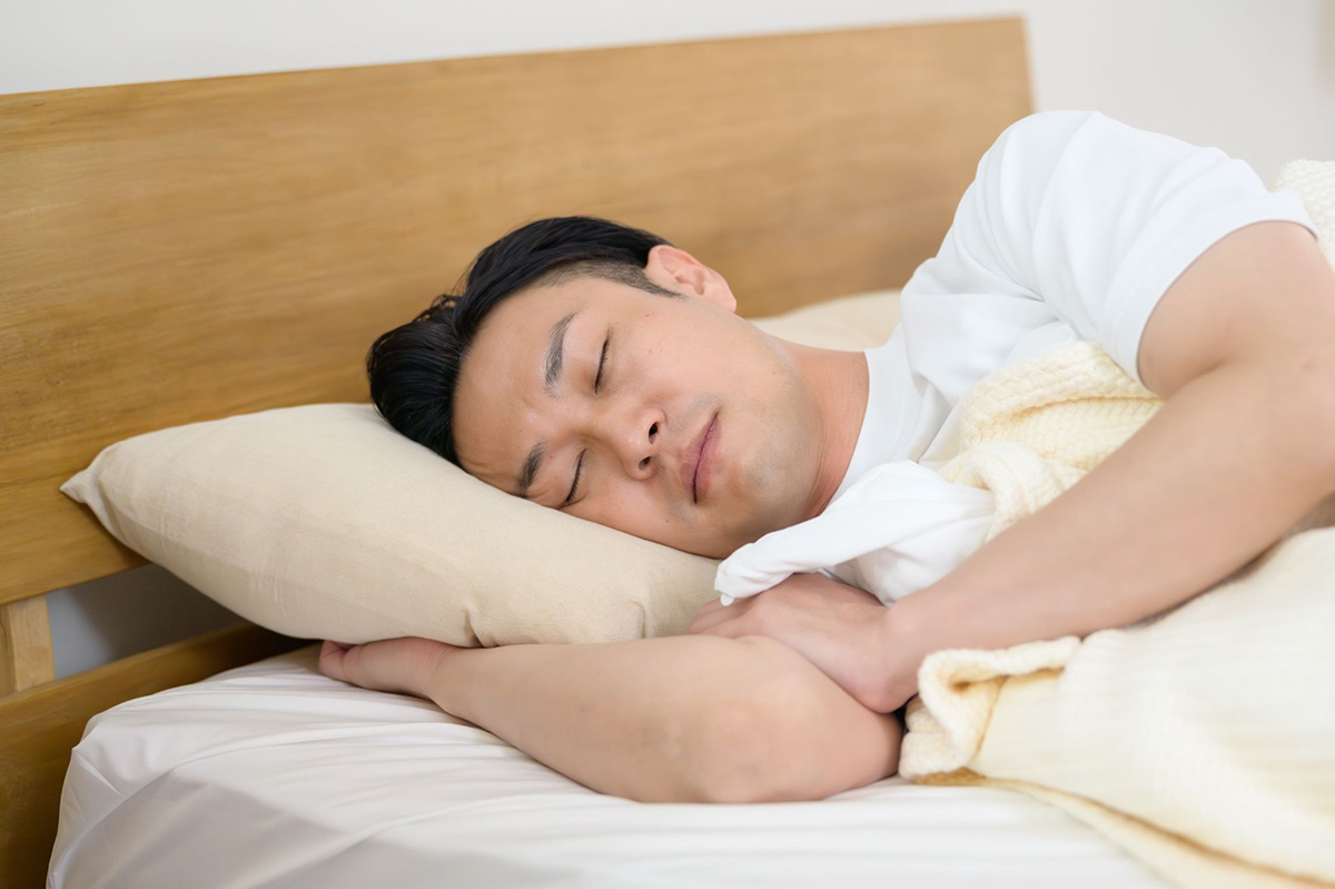 nằm nghiêm khi ngủ