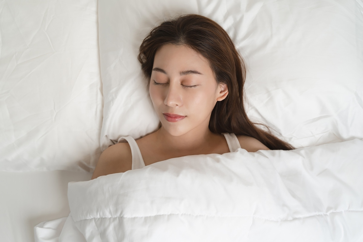 người ngủ say thường nhắm chặt mắt và ít cử động