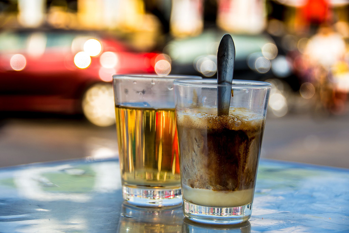 uống trà và cà phê