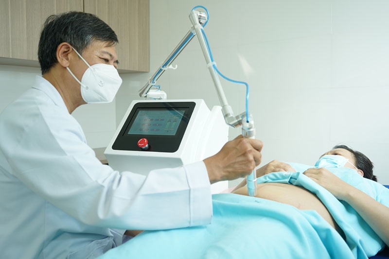 bác sĩ dùng phương pháp đốt plasma