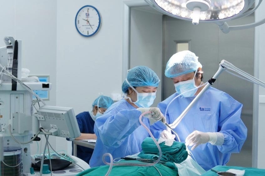 bác sĩ phẫu thuật sùi mào gà